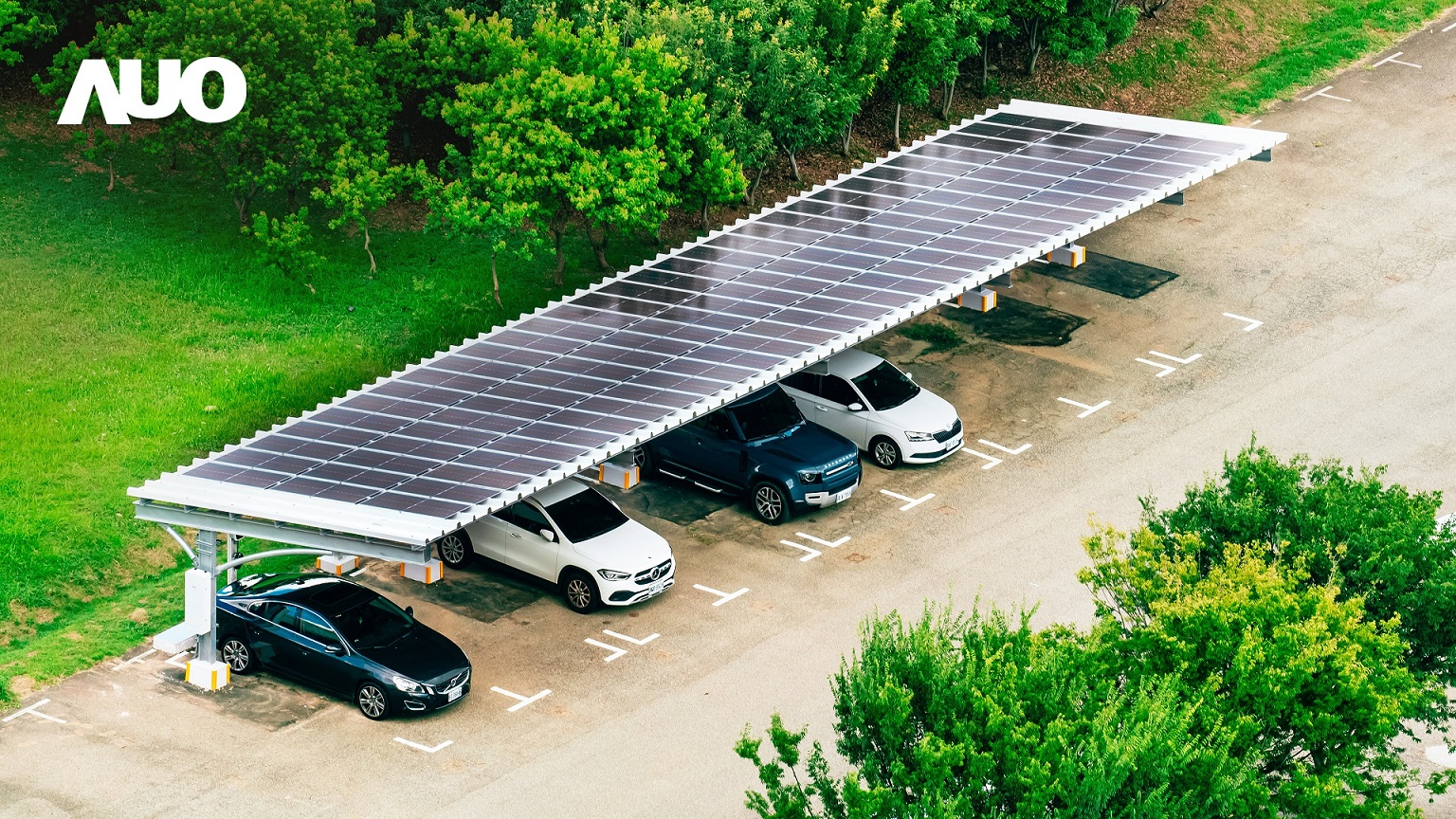 友達SunSteel光電整合型浪板具備快速安裝、輕量化優勢，可提升15%發電效能，通過國際IEC與國內VPC認證安全、防漏、耐候標準