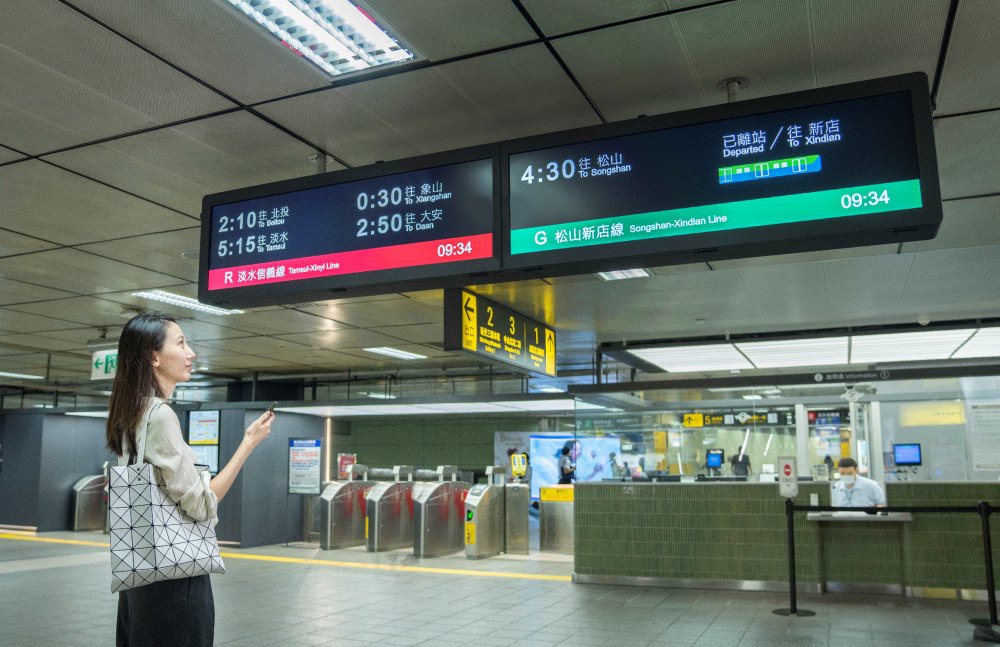 達擎TARTAN顯示器的特殊長條型比例非常適合空間與高度有限的大眾運輸場域應用，具備工業等級高品質、高亮度、高解析與高色彩飽和度等優勢，打造都會智能車站新風貌。