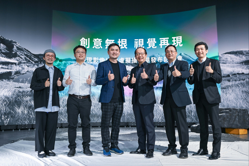 友達光電與再現影像攜手，於中影製片廠建置全台首座提供嶄新一站式整合服務的LED虛擬製作攝影棚（圖左至右：再現影像視覺總監郭憲聰、再現影像營運總監黃棨雋、再現影像藝術總監與導演紀柏舟、友達光電技術長廖唯倫、友達光電系統設計製造服務事業總部副總經理曾天龍、友達光電系統產品事業資深處長蘇聖倫）