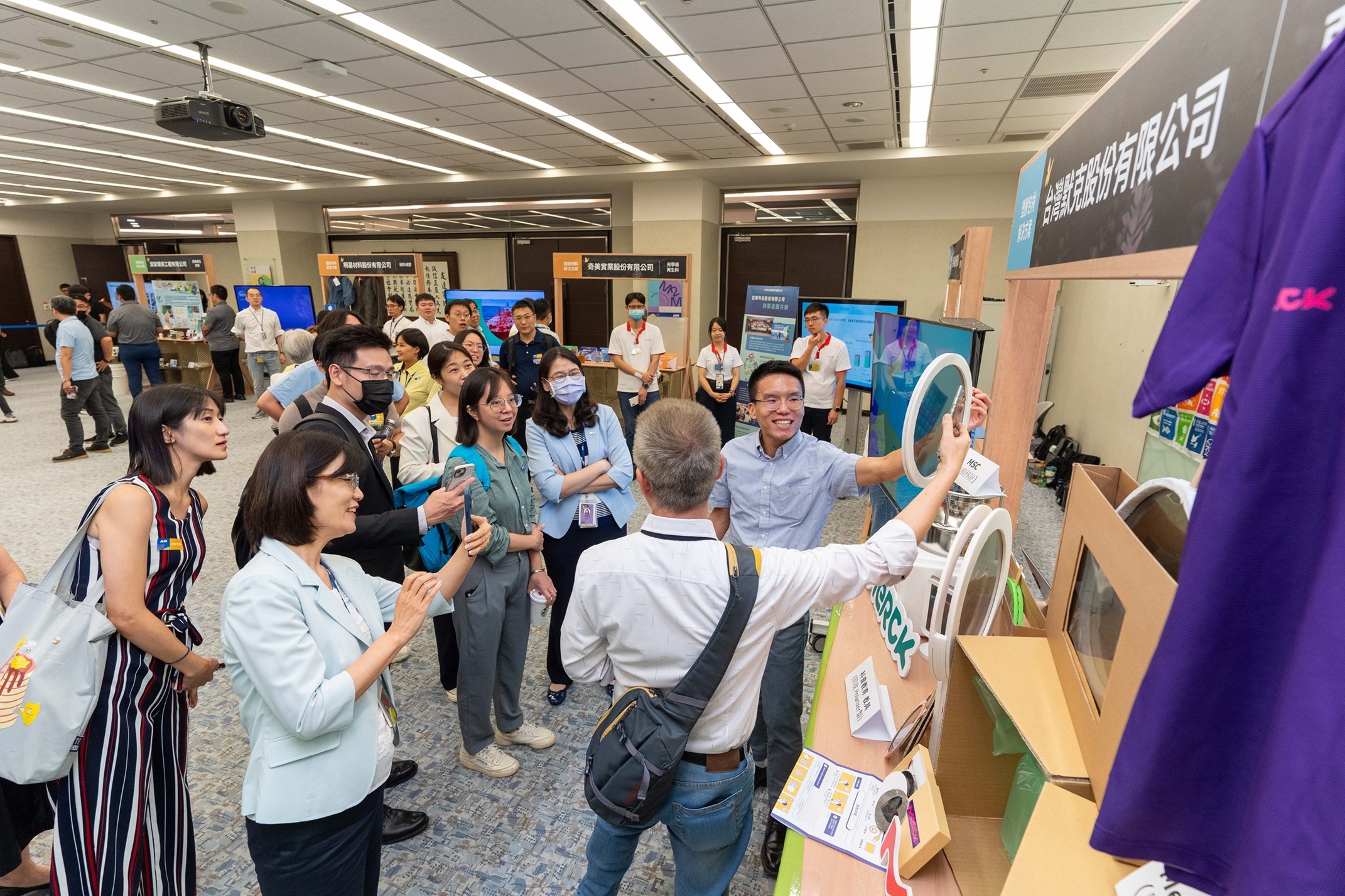 leyu官网连手产业伙伴策划首届生态圈联展，展示如何将废塑料循环再利用，创新解决方案包括：塑料包材再生与循环使用、再生塑料研发及应用、废塑料回收再生技术、减塑生活提案等