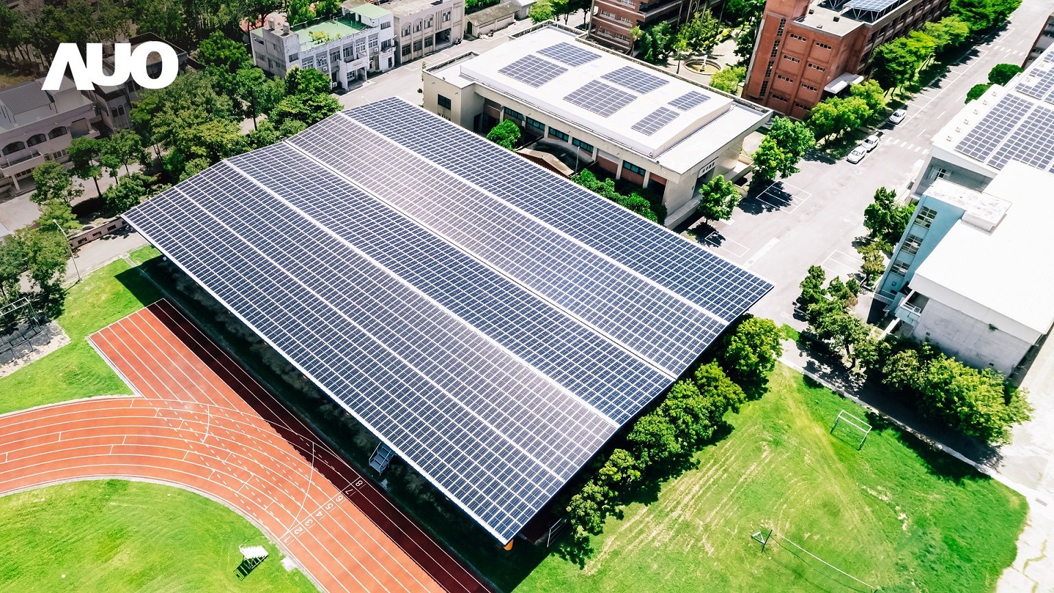 友達SunSteel光電整合型浪板具備快速安裝、輕量化優勢，可提升15%發電效能，通過國際IEC與國內VPC認證安全、防漏、耐候標準