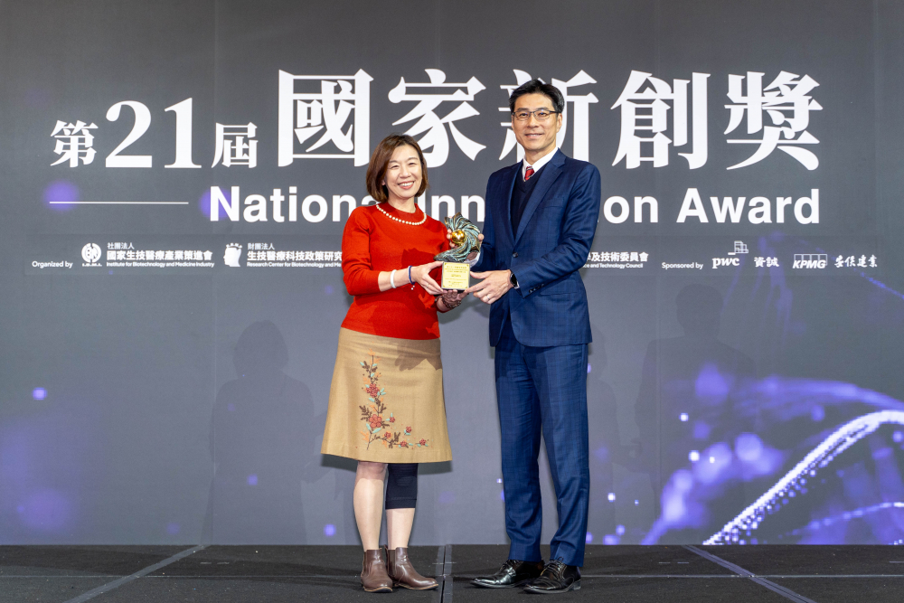 友達旗下子公司友達耘康與達擎分別以「中醫數位化檢測解決方案」及「寬視角3D醫療顯示器」獲得第二十一屆國家新創獎「智慧醫療與健康科技」類別的「企業新創獎」與「國家新創精進獎」兩項殊榮。圖左為衛生福利部政務次長林靜儀、圖右為友達光電智慧醫療事業群總經理廖世宏