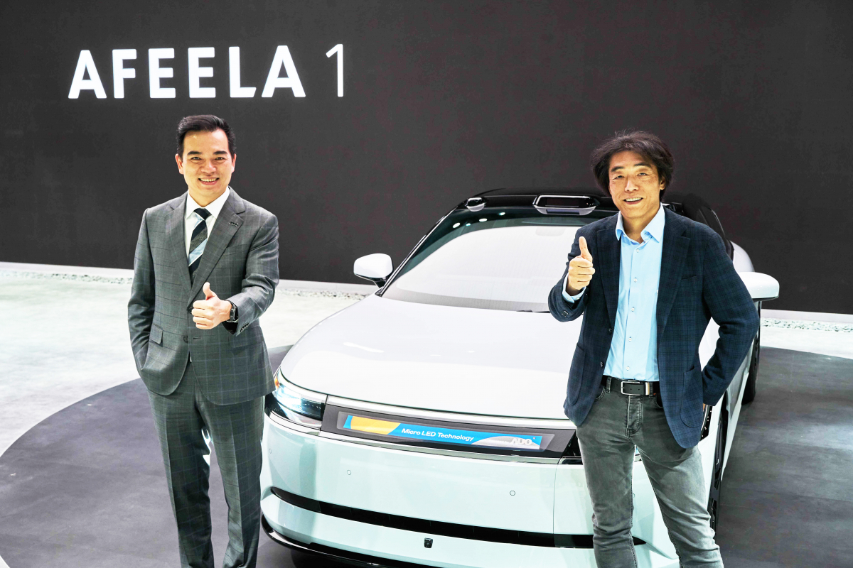 友達與Sony Honda Mobility攜手合作，率先全球展示搭載於AFEELA電動車上，首款應用在車身外部的Micro LED 車頭顯示解決方案 (Micro LED Media Bar Solutions)。友達光電執行長暨總經理柯富仁(左)與Sony Honda Mobility代表取締役社長兼營運長川西泉(lzumi Kawanishi)(右)在CES 現場展現雙方堅定持續創新的承諾，實現更加人性化與智慧的駕乘體驗。
