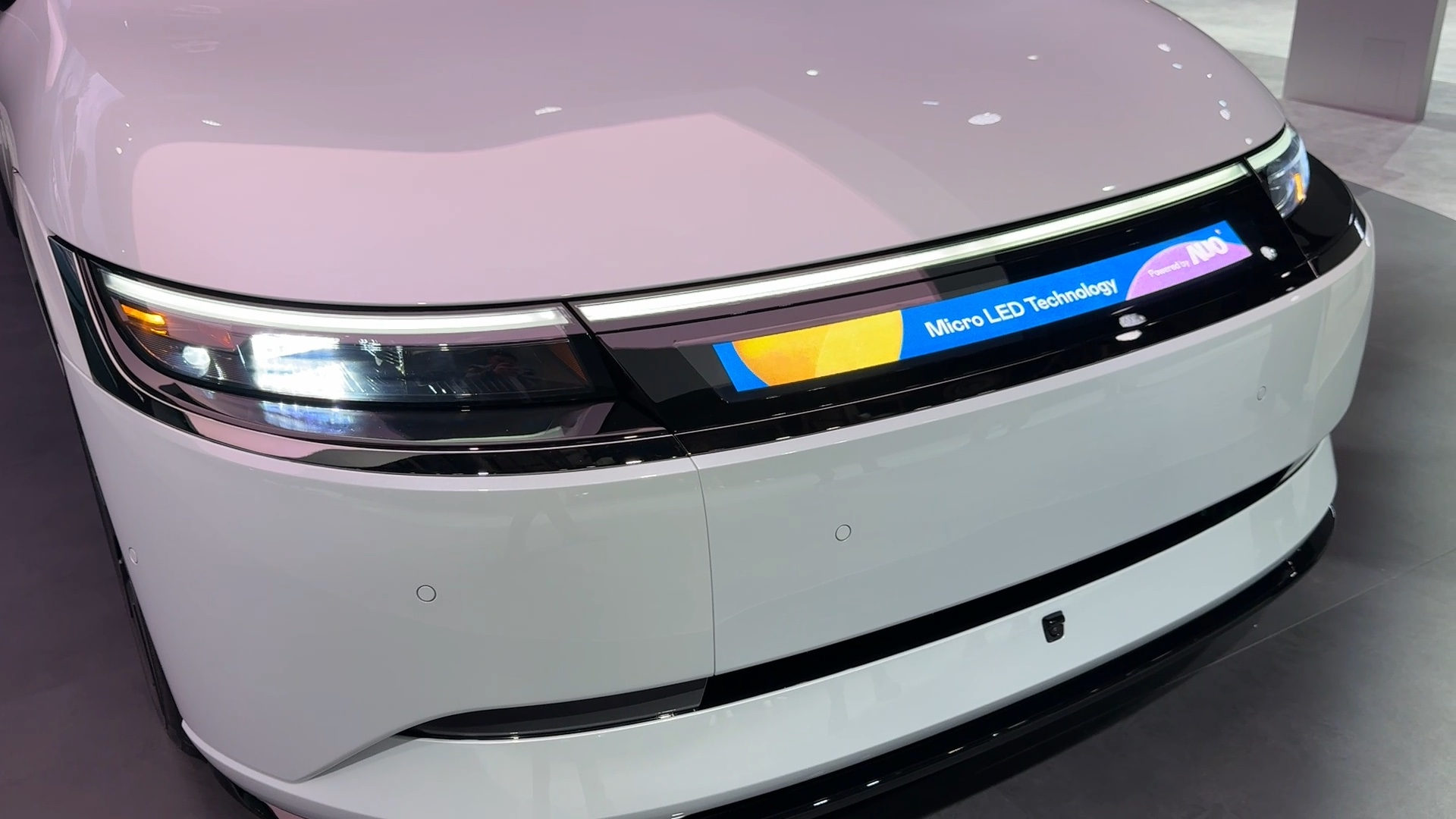 友達Micro LED車頭顯示解決方案擁有高對比度、高亮度、高解析度和超廣視角等特性，可以清晰顯示充電狀態、車輛資訊並展現車主個人化的主題風格、影片文字等內容，革新了人與車的互動方式。