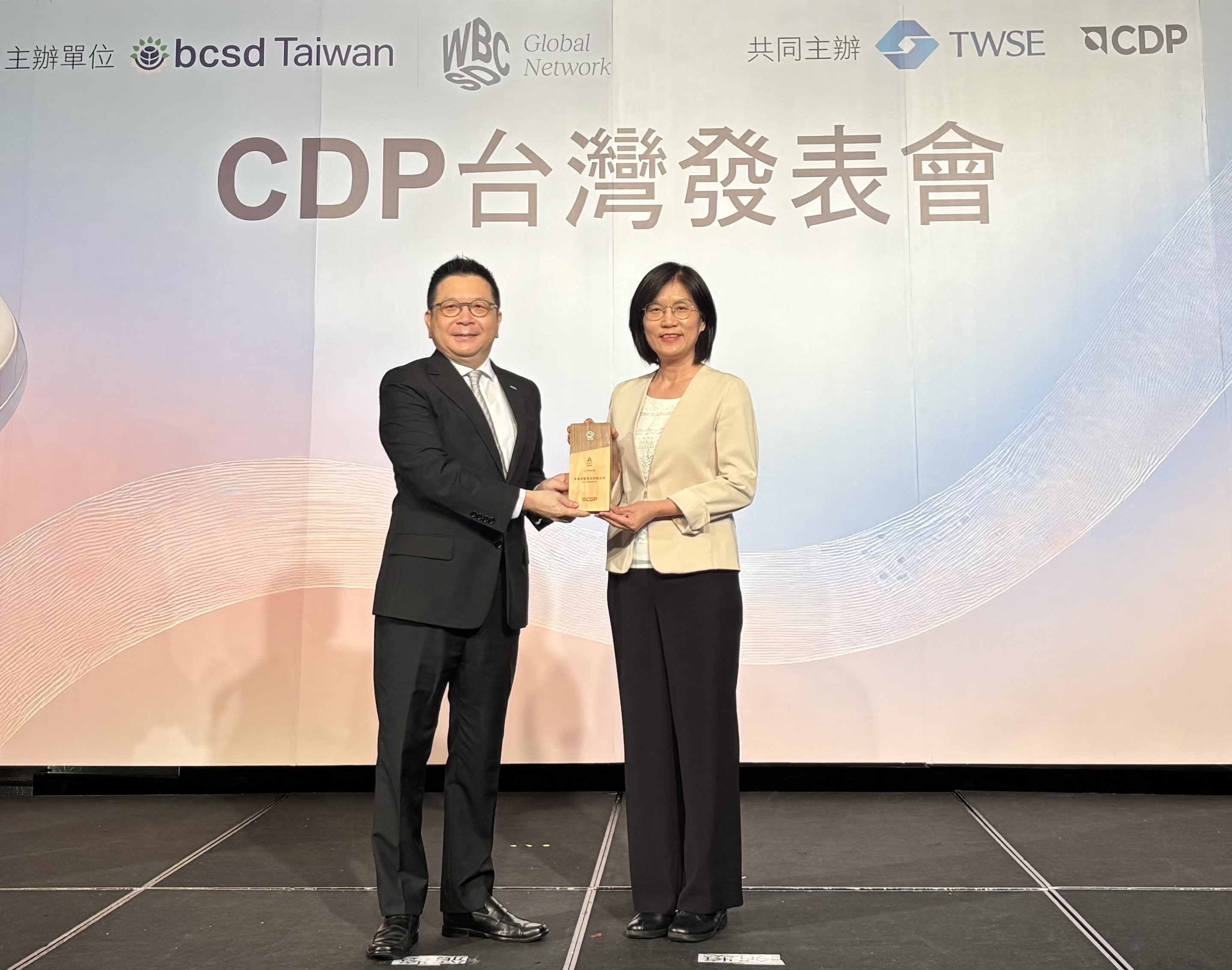 友達永續成果再獲國際評比肯定，獲頒CDP氣候與水資源雙項領導力評級。今由臺灣證券交易所董事長林修銘（左）頒獎，友達光電永續長古秀華（右）代表受獎